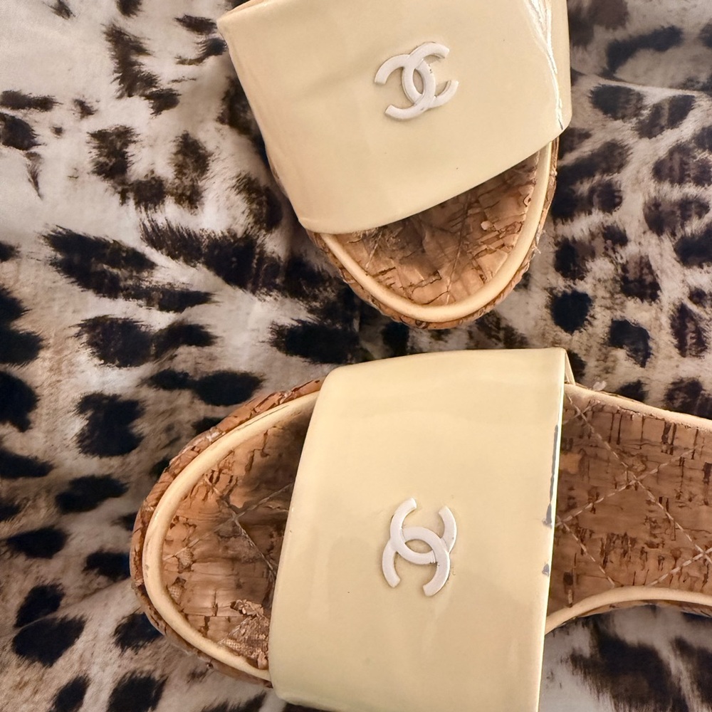 Chanel White Patent Leather Cork Wedge Sandal with iconic interlocking CC - Picture 14 of 15